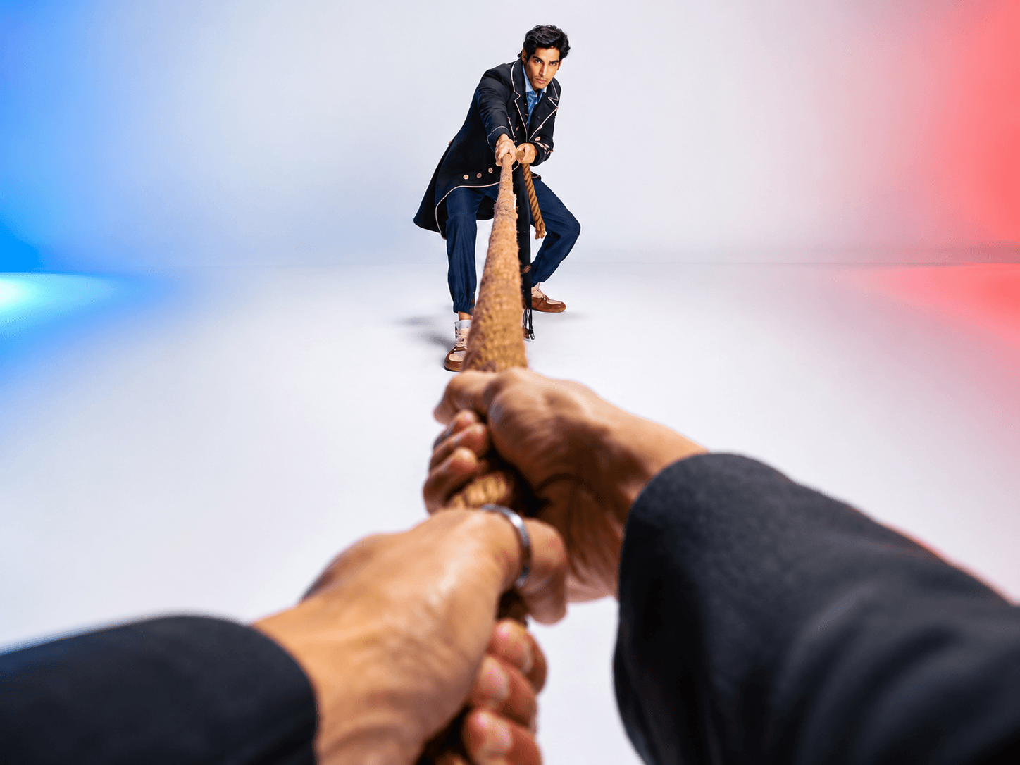 Two traders pulling on the same rope, illustrating getting started with Ezymex